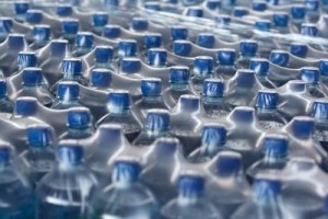 distesa di acqua in bottiglia